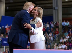Krzyki, policja i przerwane wystąpienie. Trump: To są frajerzy