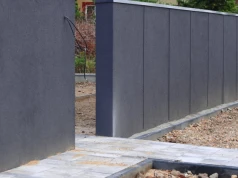 Fundament i podmurówka pod ogrodzenie: jak je wykonać i dopasować do rodzaju płotu