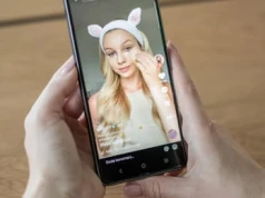 TikTok i Instagram od 15 roku życia. Rząd przyspiesza prace, ale nie dotyka źródła problemu