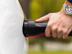 Jesienny chłód pokazuje, czym naprawdę różni się hybryda od plug-ina