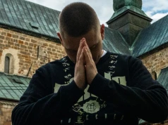 „Bóg jest wielki” – Rastek z bardzo osobistym singlem