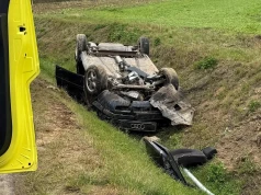Audi dachowało koło cmentarza. Kierowca został uwięziony w pojeździe