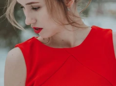 Jesienią stawiamy na ten kolor. Sukienki maxi i mini są już na wyprzedażach. Nowa cena zaskakuje