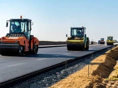 Leją asfalt tam, gdzie orał. Rolnik nie składa lemiesza