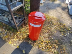 Czerwony kosz na cmentarzu wywoła popłoch 1 listopada. Błąd i grzywna to 5 tys. zł