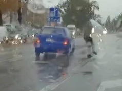 Najpierw prawie rozjechał pieszego, a potem zrobił coś jeszcze głupszego