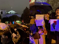 "Czerwona kartka za aborcję". W Warszawie i wielu innych miastach wyszli dziś na ulicę. Deszcz nie jest im straszny