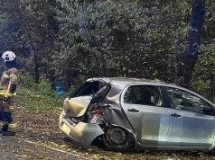 Groźny wypadek w Łącku. Dwie osoby w szpitalu, droga całkowicie zablokowana