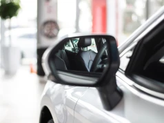 Nowe auto z rabatem na 200 tys. zł. Koncerny idą na całość
