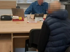 Odpalona raca, materiały pirotechniczne i narkotyki. Trzech mężczyzn zatrzymanych po meczu w Pruszkowie