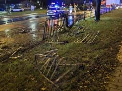 Jezdnia była mokra, on przesadził z prędkością. Auto wypadło z drogi i staranowało barierki