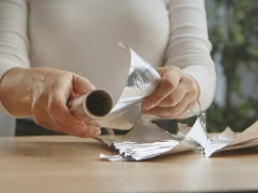 Którą stroną folii aluminiowej zawijać jedzenie? Matową czy błyszczącą?