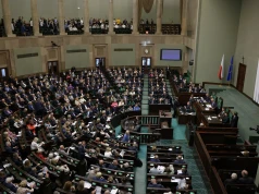 Sejm zdecydował ws. dwukadencyjności. Protesty kobiet: Czerwona kartka za aborcję