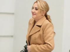 Karmelowy płaszcz wraca każdej jesieni. Wiemy, z czym go nosić
