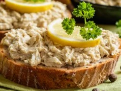 Dodaj łyżkę do pasty z makreli. Wyjdzie bardziej kremowa