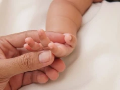 RSV i zapalenie oskrzelików u niemowlęcia. Jak pomóc w domu i kiedy dzwonić na 112