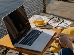 Pracownik chce „podrasować” długi weekend 11 listopada. Lewe L4 może kosztować cały zasiłek, a laptop na wyjeździe nawet pracę