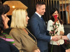 Ochłapy dla nauczycieli, miliony dla urzędników. Nagrody dla pedagogów wg stawek z… 2009 roku