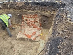 Zabytkowy mur odkryty w Lubartowie. Archeolodzy badają znalezisko przy ul. Słowackiego