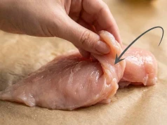 Wszyscy odcinają tę część kurczaka. Zrób to, a zyskasz kotlet bez dziur