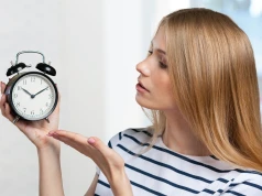 Zmiana czasu na zimowy już w ten weekend. Podpowiadamy, jak przetrwać ją bez stresu