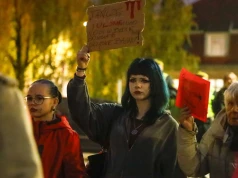 Czerwone kartki pod pomnikiem Konopnickiej. W Kaliszu protestowano w sprawie aborcji