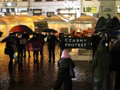 „Czerwona kartka za aborcję” na Rynku w Rzeszowie. Protestujący spotkali przeciwników aborcji