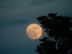 Księżyc i Saturn na wieczornym niebie. Wyjątkowe zjawisko już w sobotę