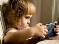 Już co dziesiąte niemowlę przed ekranem. Psycholog: dając telefon na płacz, uczymy, że krzyk działa