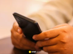 Wysłała telefon wart 1,9 tys. zł. Oszust podstępnie ją przechytrzył
