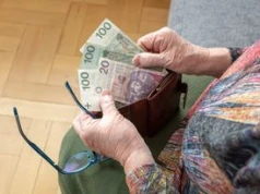 Ile emeryt potrzebuje miesięcznie? Podano konkretną kwotę