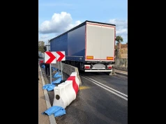 Zestaw z naczepą kontra most w Kostrzynie nad Odrą – nieudany przejazd wśród barier