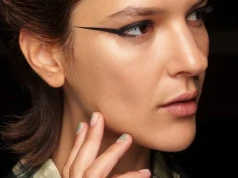Ten błąd sprawia, że eyeliner dodaje lat. Makijażystka podpowiada, jak go uniknąć