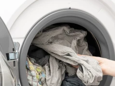 Wyjmij skurczoną w praniu bluzkę i weź miskę. Ubranie odzyska kształt