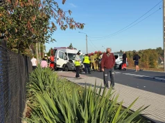 Poważny wypadek na ul. Bielskiej w Pisarzowicach. Czołowo zderzyły się bus i samochód osobowy