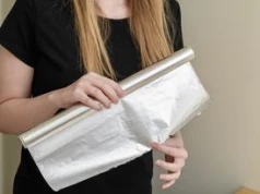 Włóż folię aluminiową za kaloryfer. Ten prosty trik pomoże ogrzać mieszkanie