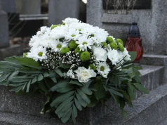 Tych kwiatów nie kupuj na Wszystkich Świętych. Na grobie szybko stracą cały urok