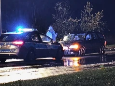 Jechał wężykiem, taranował znaki drogowe. Kierowca Volvo miał trzy promile, „broniła go żona”