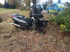 Leśniów Wielki. Pijany kierowca skutera uderzył w drzewo. Stracił zęby, których szukał na poboczu