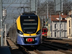 Chciał pomóc przy wynoszeniu dziecięcego wózka z pociągu. Stracił obie nogi