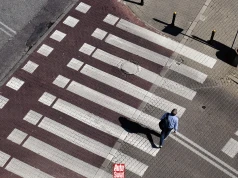 Czy można ruszyć, gdy pieszy wciąż jest na przejściu? Stawką mandat 1500 zł. Wyjaśniamy