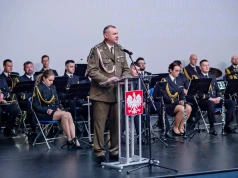 Kto stoi za rekrutacją do armii?