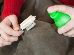 Tłuste plamy na ubraniach i kanapie to zmora. Ten niepozorny produkt pomoże je usunąć