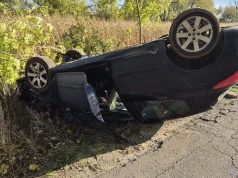 Groźne dachowanie pod Płockiem. 23-latka straciła panowanie nad Peugeotem