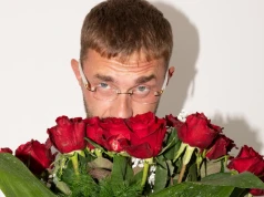 Kazior z kwiatami, a ona chce się bawić. „Wciąga linie lotnicze, bo odleciała”