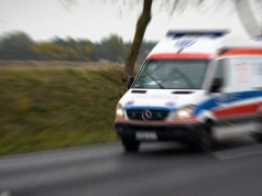Pościg za skradzioną karetką. Potrącona policjantka