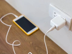 Ładujesz codziennie telefon do 100 proc.? Tak to wpływa na baterię
