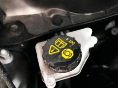 Najtańsza usługa w warsztacie. Mechanik musi to robić co dwa lata