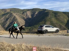 Z jednej strony osioł, z drugiej Brabus. Mazda CX-30 pokazała mi prawdziwą Albanię