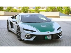 Policja z Dubaju ma nowe auto. To pierwsze takie Lamborghini